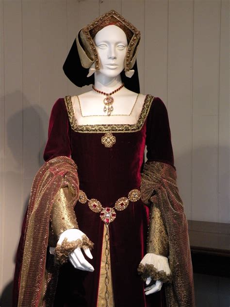 picture of tudor clothes.